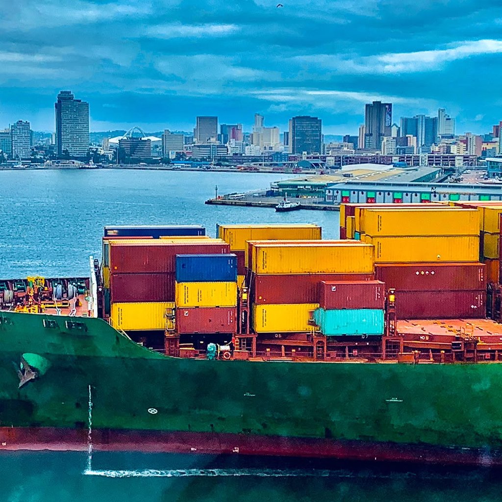Containers maritime freight vessel
